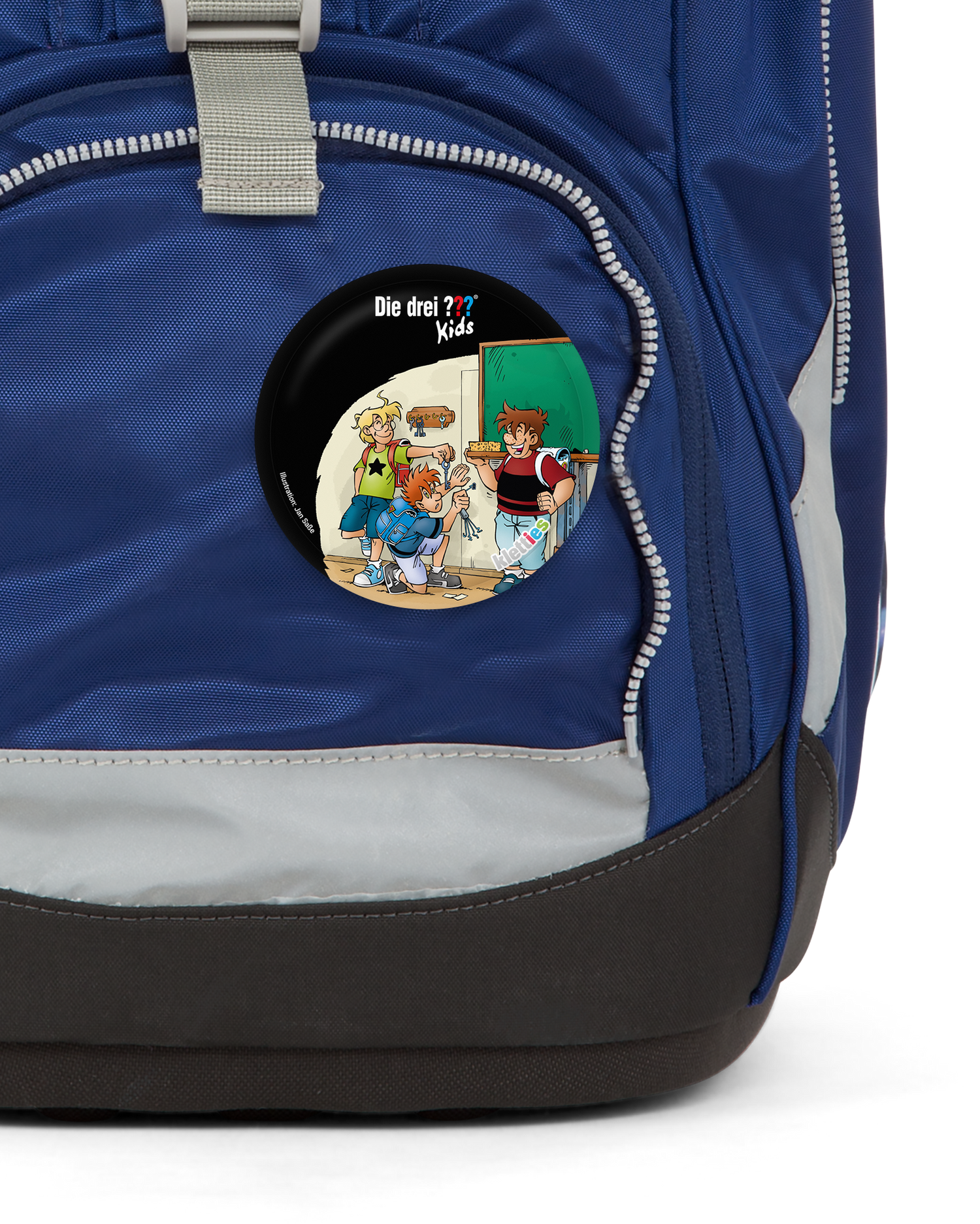 Die Drei Fragezeichen Klassenraum Klettie: Detail shot on an ergobag backpack
